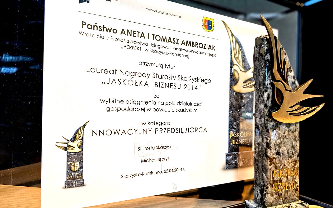 Statuetka i dyplom nagrody Jaskółka Biznesu 2014